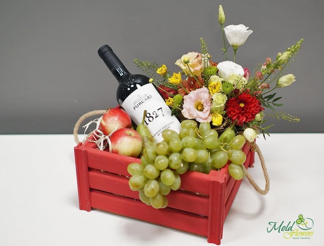 Compoziție din fructe cu flori și vin roșu foto